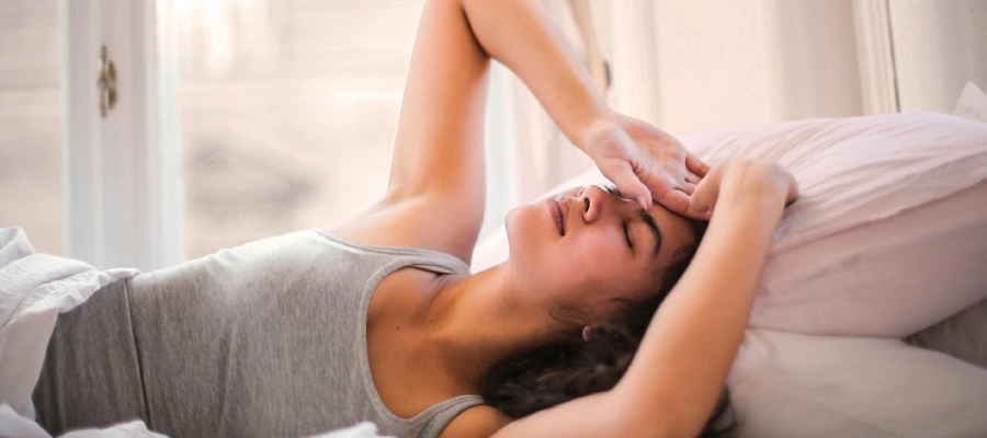 Cefaleia, ou dor de cabeça, é um sintoma comum que impacta significativamente a vida diária. Com mais de 150 tipos, suas causas podem ser primárias, como enxaquecas e cefaleias tensionais, ou secundárias, associadas a condições mais graves.