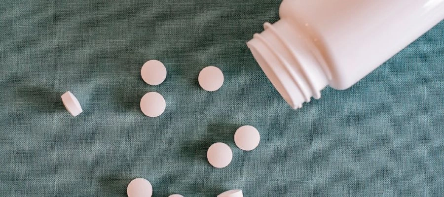 A dipirona é um analgésico e antipirético com leve efeito anti-inflamatório, indicado para dores leves a moderadas, como dores de cabeça, musculares, nos ouvidos, dentes, e ainda cólicas e febres.