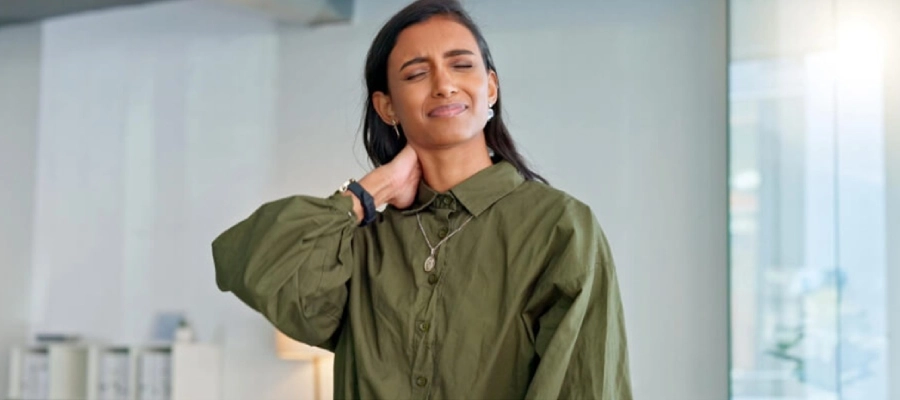 mulher jovem com torcicolo e dor atrás da cabeça