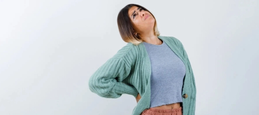 A dor na coluna pode surgir por fatores, como postura inadequada e tensões musculares, e impactar atividades do dia a dia, como dormir, trabalhar e realizar exercícios físicos.