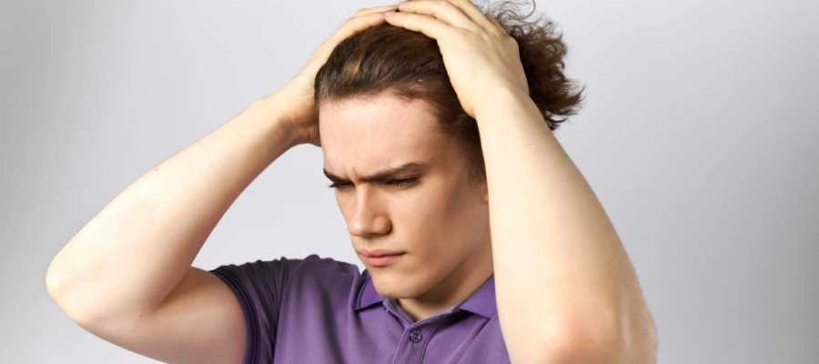 Dor no couro cabeludo pode ser estresse e tensão muscular, infecções, dermatite seborreica, tração