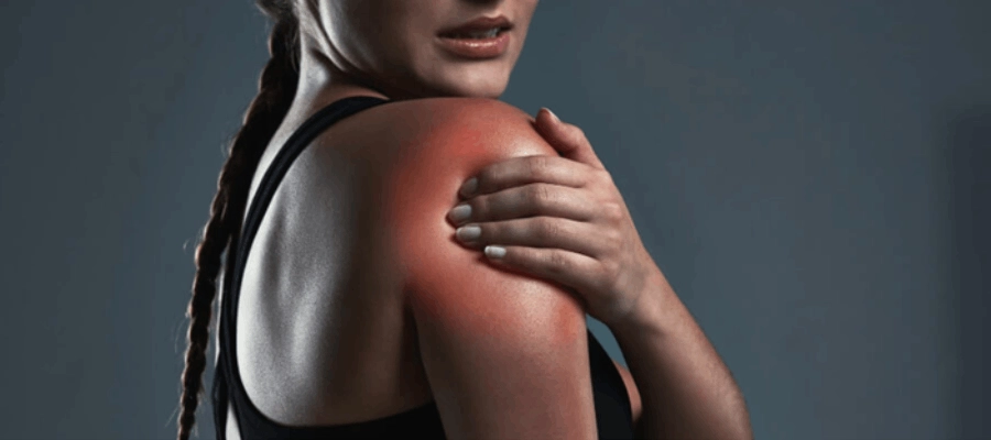 mulher fitness com contusão muscular no braço