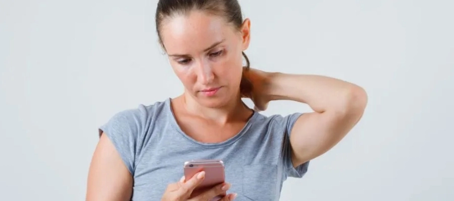 Celular dá dor de cabeça em mulher após longas horas de exposição a telas