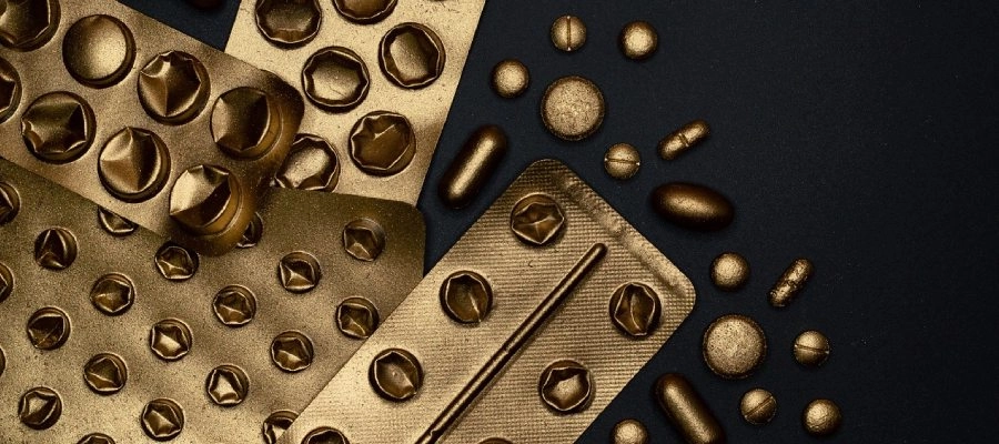 A dipirona 1 grama é um medicamento analgésico e antitérmico, com pequeno efeito anti-inflamatório, que alivia dores leves a moderadas, como enxaquecas, e febre.