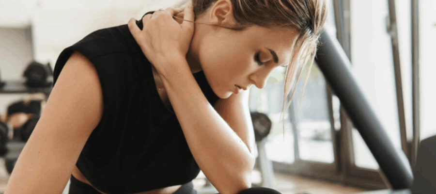 mulher com fadiga muscular massageando o pescoço.