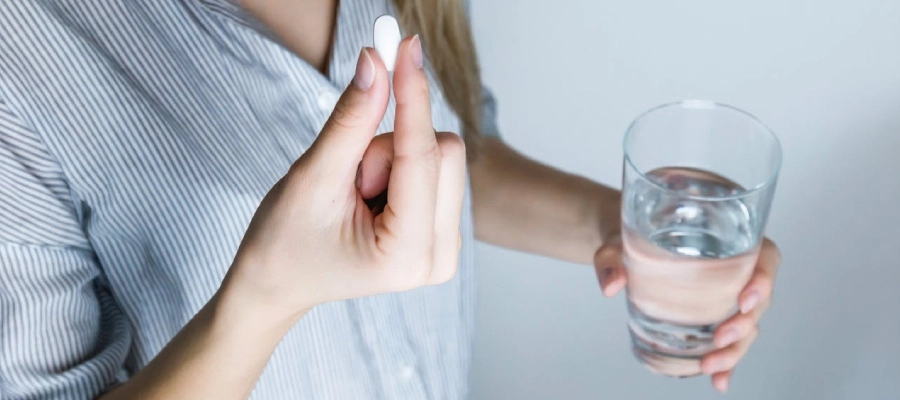 A dipirona atua como analgésico e antitérmico ao bloquear as transmissões nervosas e reduzir a produção de prostaglandinas, responsáveis pela inflamação e sensação de dor, o que alivia dores leves e moderadas.