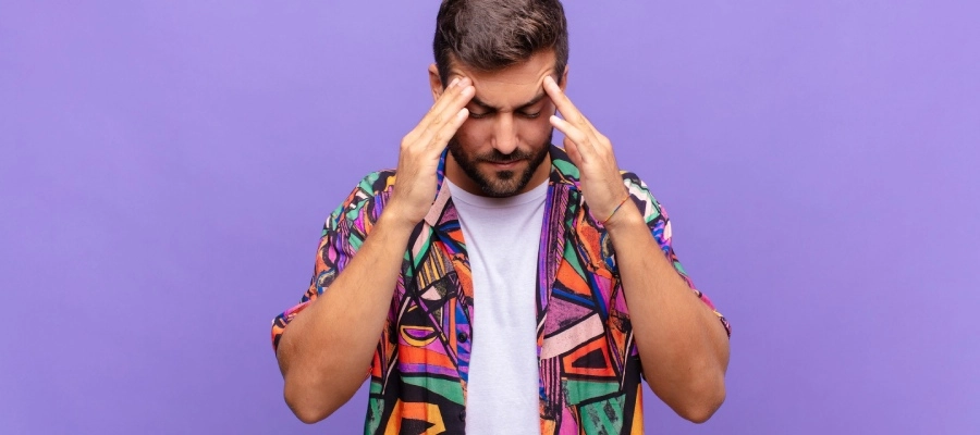 Ressaca dá dor de cabeça devido à desidratação, que reduz o volume de sangue e oxigênio no cérebro, e ao acúmulo de acetaldeído, um subproduto tóxico do álcool.