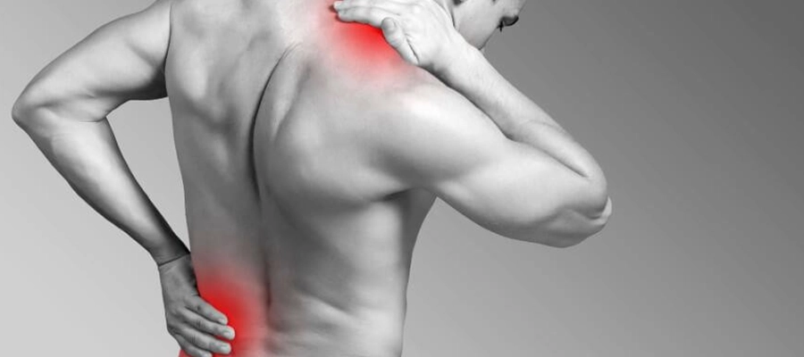 homem com dor na cervical e na lombar preto e branco com áreas doloridas destacadas em vermelho